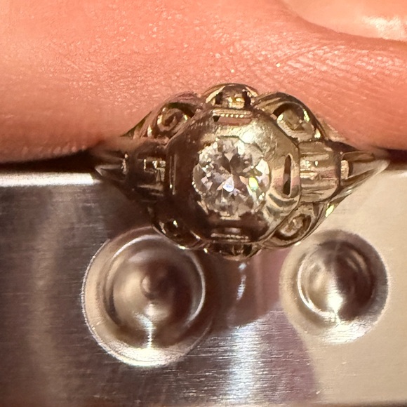 Art Deco from the 1920-30s
Antique 18kt white gold Women's Ring 7 1/2 has video - Picture 17 of 17